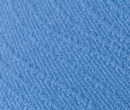 Detailaufnahme eines blauen Seamless-Sport-Bustiers.