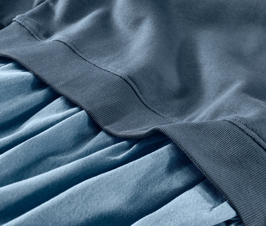 Detailansicht eines Kinder-Sweatkleides.