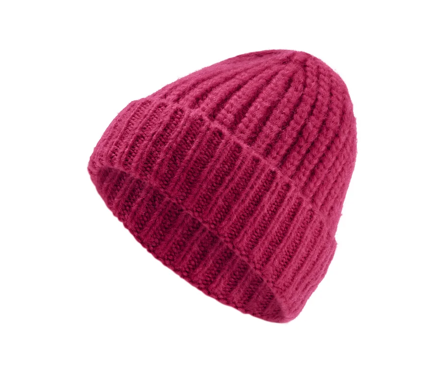 Eine himbeerfarbene Strickmütze.
