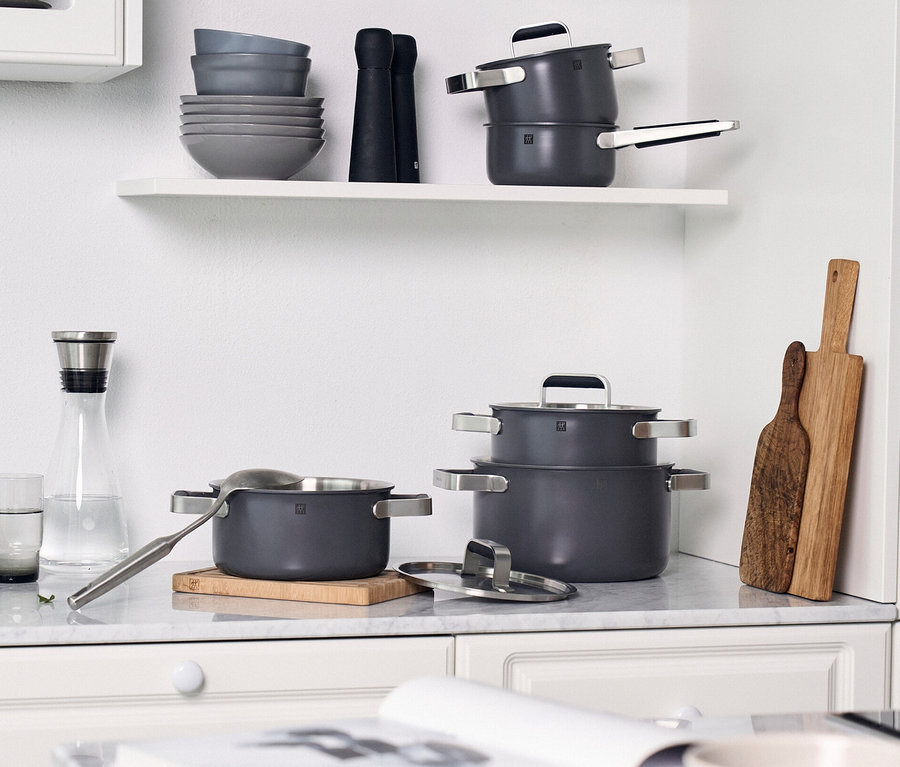 Küchenzeile mit grauem, 5-teiligem ZWILLING PURE Edelstahl-Kochgeschirr-Set.