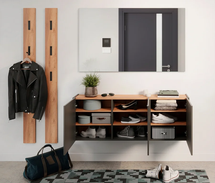 Eingangsbereich mit graphitfarbenem Mehrzweckschrank »Libbiano«, Spiegel und Wandgarderobe.