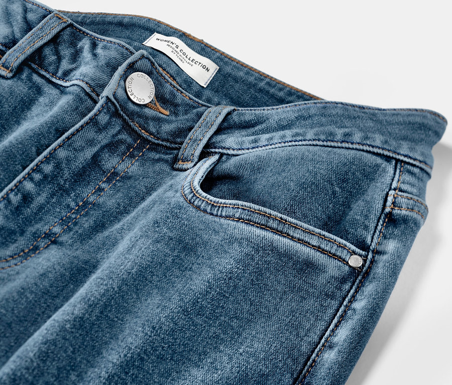 Detail einer blauen Straight Jeans – Fit »Juna«.