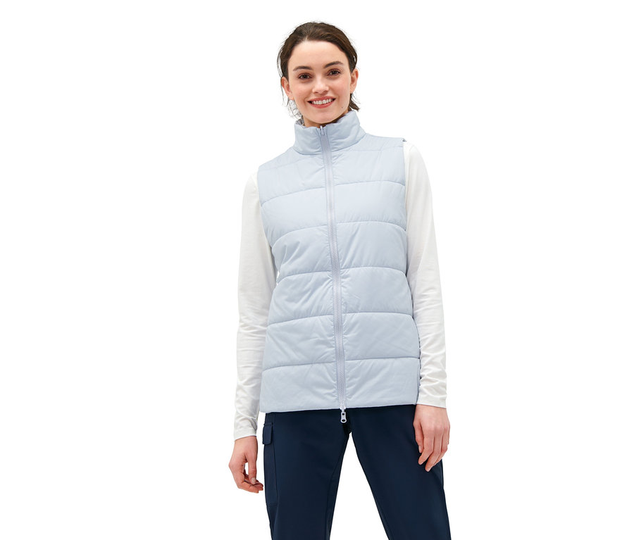 Frau trägt einen blauen 3-in-1-Outdoormantel.