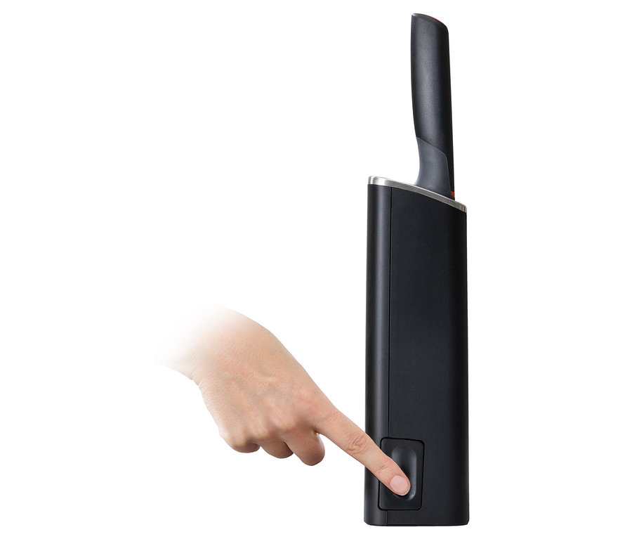 Ein Finger drückt einen Knopf am Joseph Joseph Elevate Messerblock mit Schärfer.