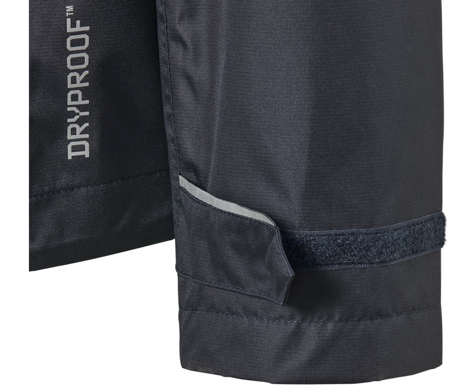 Detailansicht einer dunkelblauen Unisex-Regenjacke mit DRYPROOF™-Logo und reflektierendem Streifen.