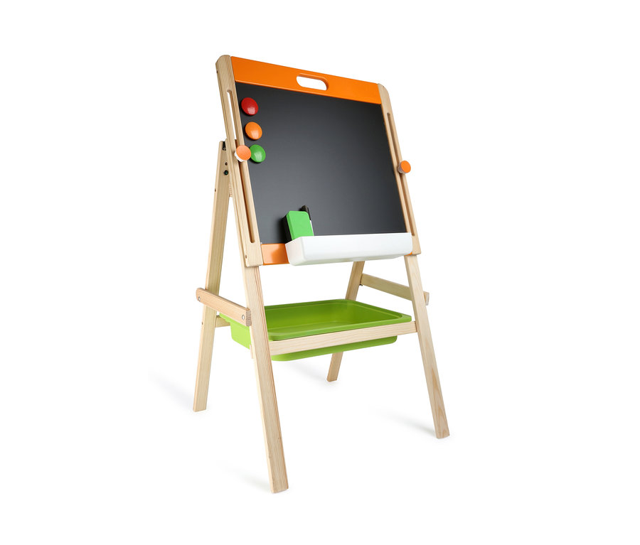 small foot Kreide-und Magnettafel: Eine hölzerne Kindertafel mit Magnet- und Kreidefläche, bunten Magneten und einem grünen Behälter für Zubehör.