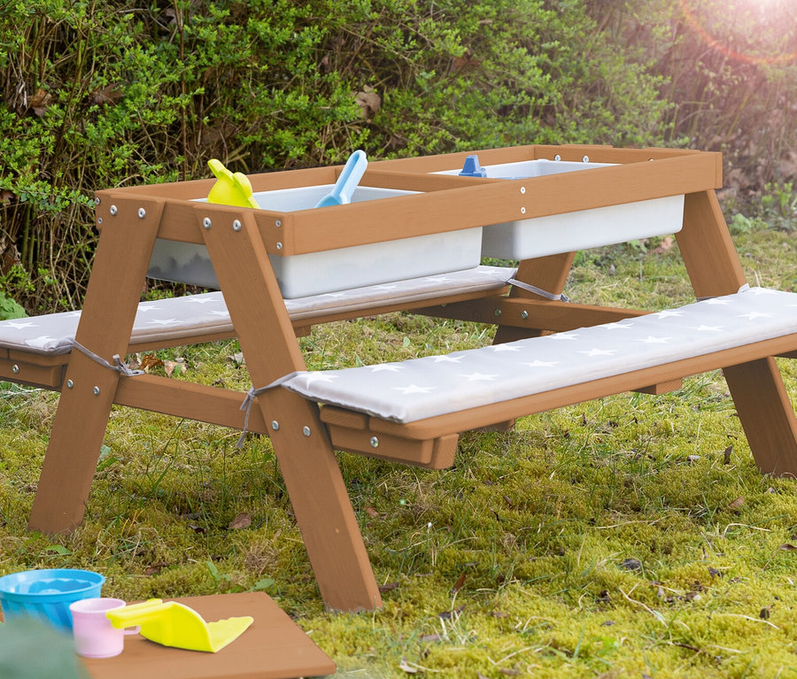 roba Kinder-Outdoor-Sitzgruppe "Picknick for 4", mit Spielwannen, Teakoptik steht auf einer Wiese.