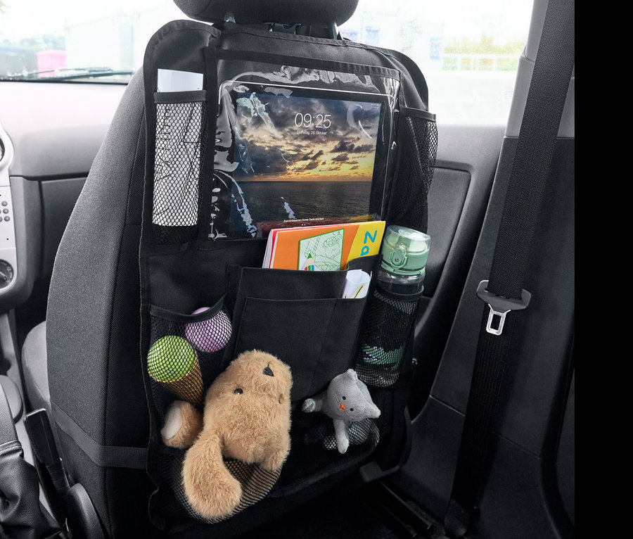 Schwarzer Rücksitz-Organizer mit Spielzeug, Büchern und Tablet.