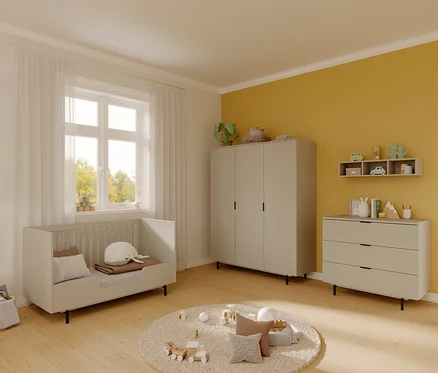 Zimmer mit Kinderbett »Tomino« mit hoher Umbauseite, Schrank und Kommode.