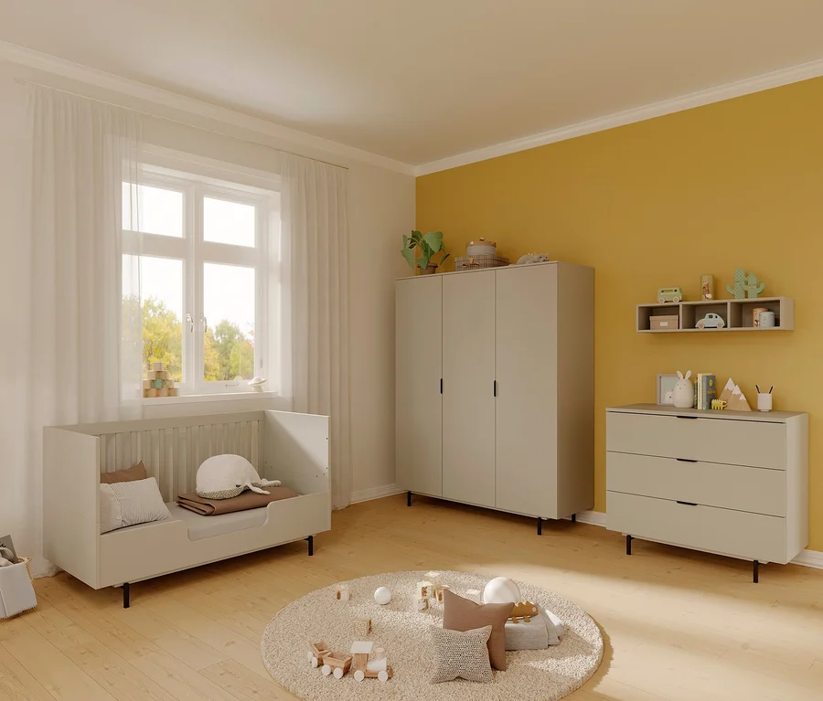 Zimmer mit Kinderbett »Tomino« mit hoher Umbauseite, Schrank und Kommode.