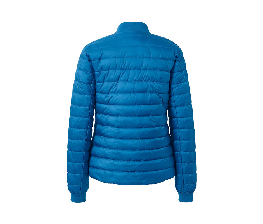 Detailansicht der Rückseite einer Steppjacke.