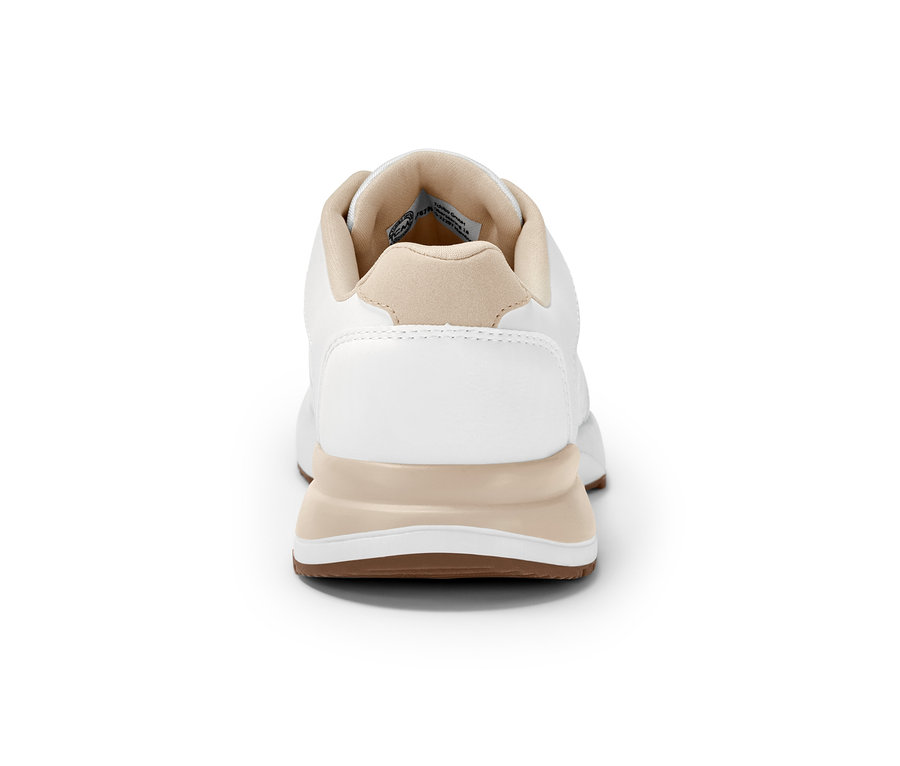 Detailaufnahme eines weißen Sneakers von hinten, mit beiger Sohle und Rand.