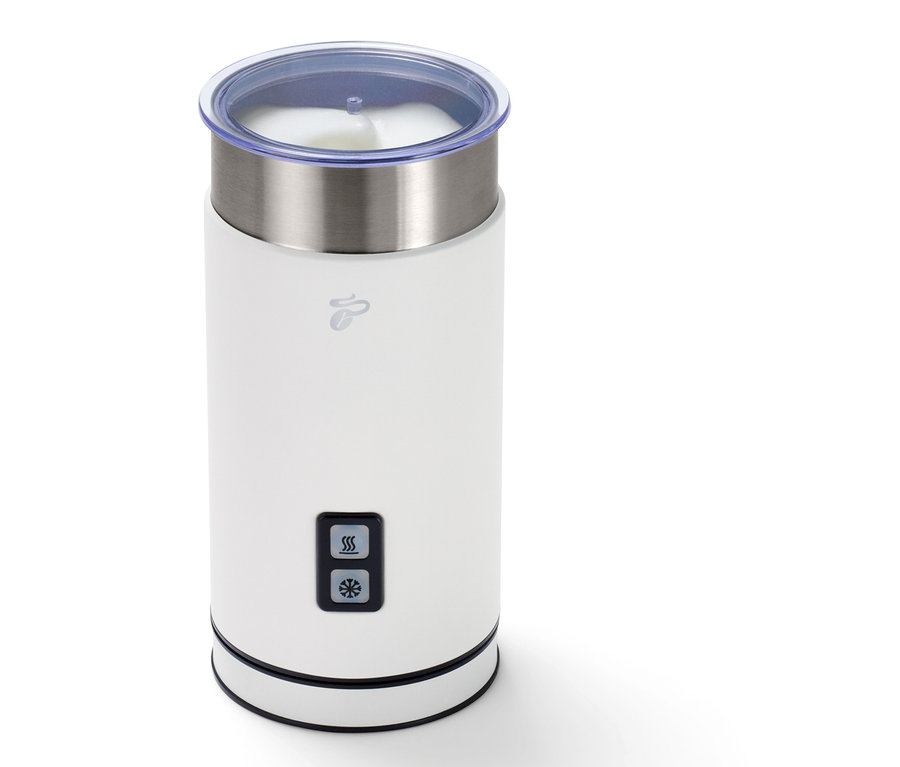 Ein weißer elektrischer Milschaufschäumer.