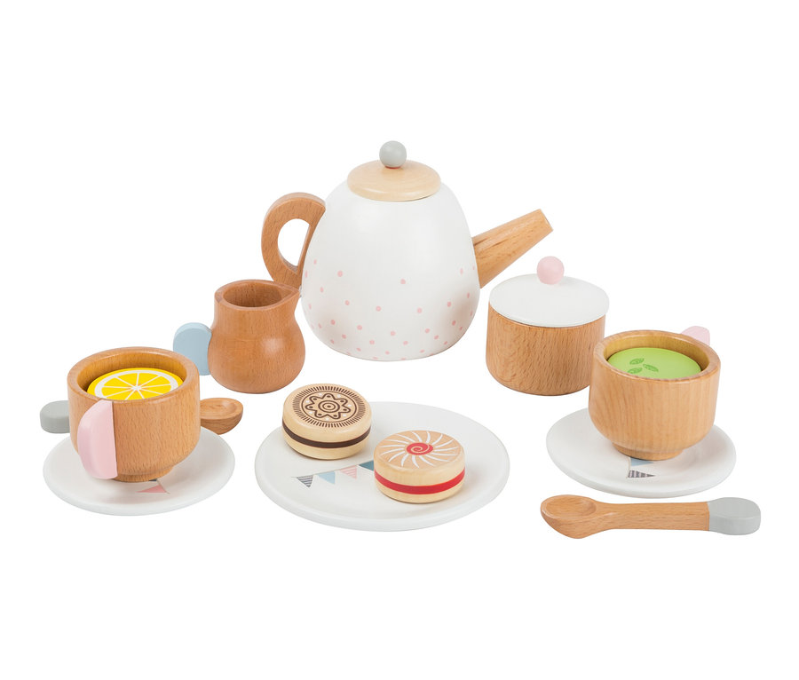 Ein hölzernes Kinderteeservice mit Teekanne, Tassen, Untertassen, Zuckerdose, Milchkännchen, Löffeln und Kuchen.
