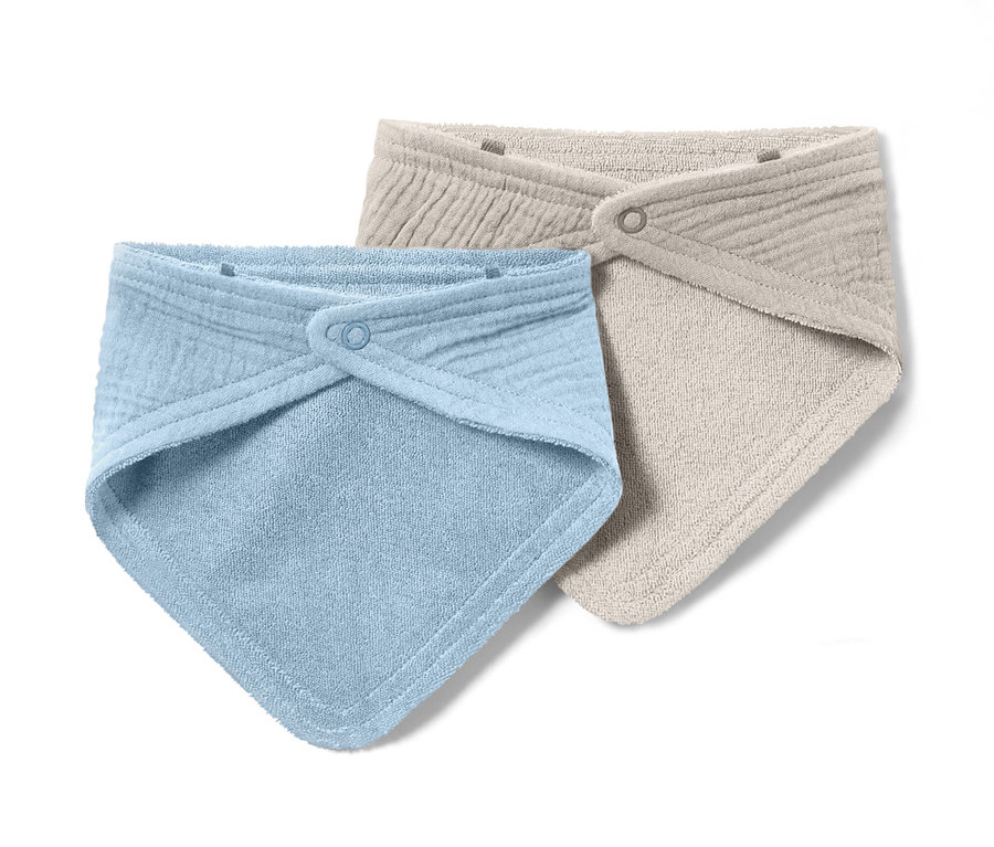 Zwei Baby-Musselin-Halstücher, eines hellblau und eines beige, liegen übereinander.