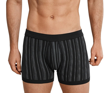 Mann mit freiem Oberkörper trägt 2 SCHIESSER Shorts in Feinripp, schwarz.