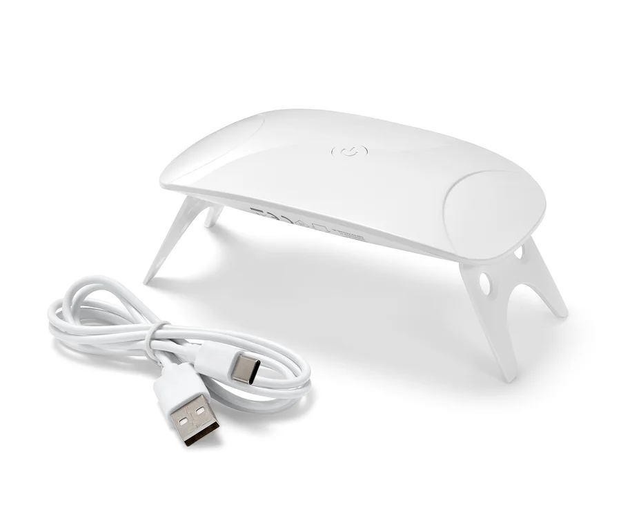 Ein weisser LED-UV-Nageltrockner und ein Ladekabel auf weissem Hintergrund.