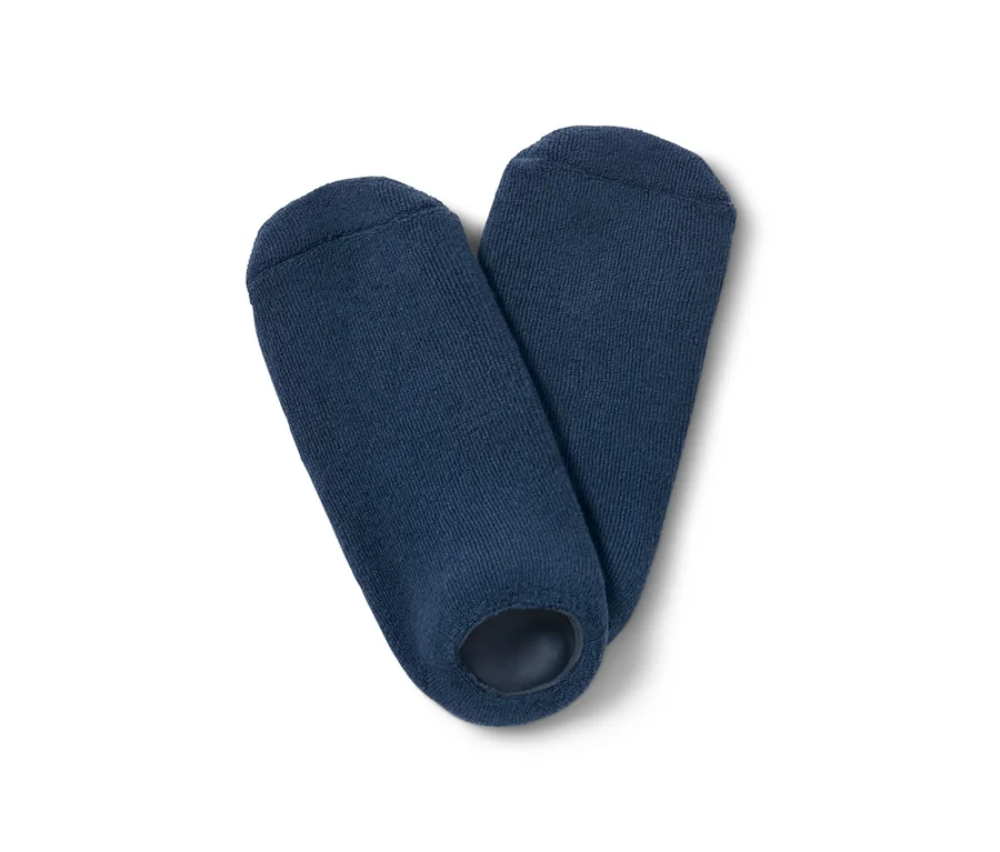 Zwei marineblaue Fußpflegesocken liegen nebeneinander auf einem weißen Hintergrund.
