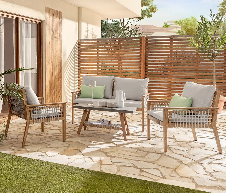 Terrasse mit Lounge-Set mit Textilgeflecht, 2 Pflanzsäulen mit Fischgrat-Geflecht und 2 LED-Akku-Tischleuchten.