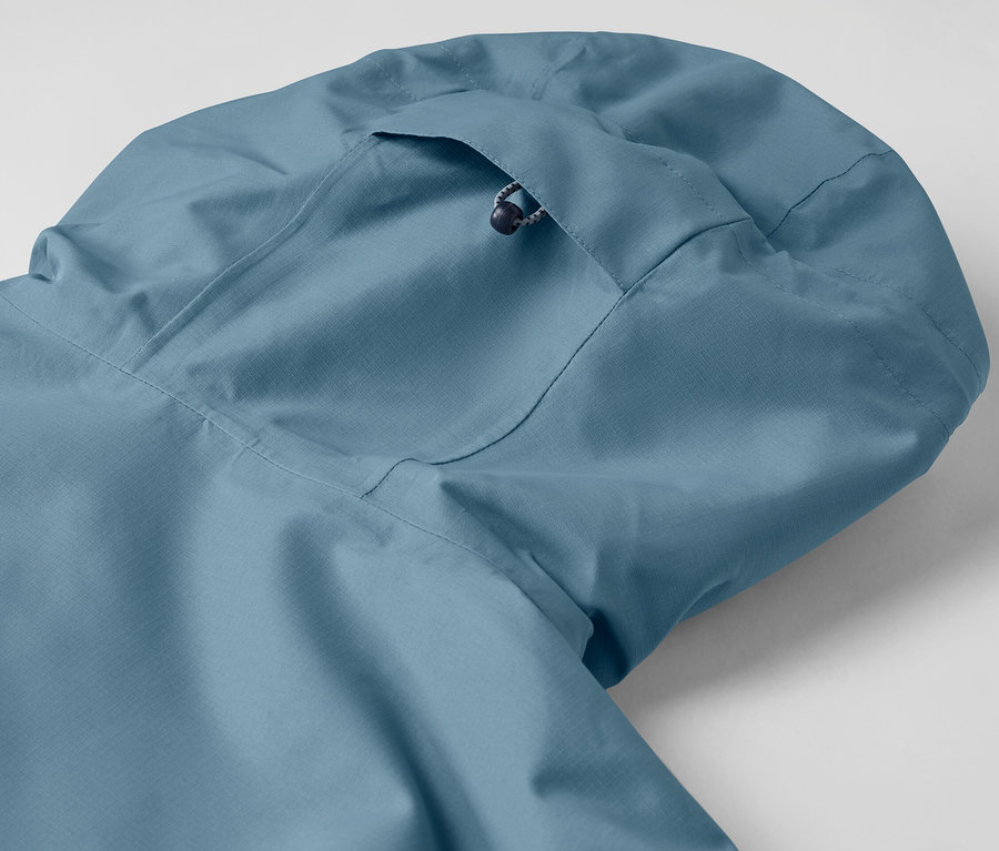 Detailansicht der Kapuze einer Funktions-Outdoorjacke.