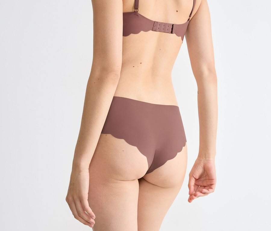 Rückansicht einer Frau, die einen BH und einen Hüftslips sloggi ZERO Microfibre 2.0 Hipster 2P trägt.
