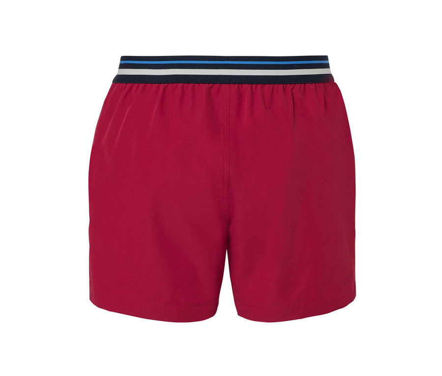 Rote Badeshorts.