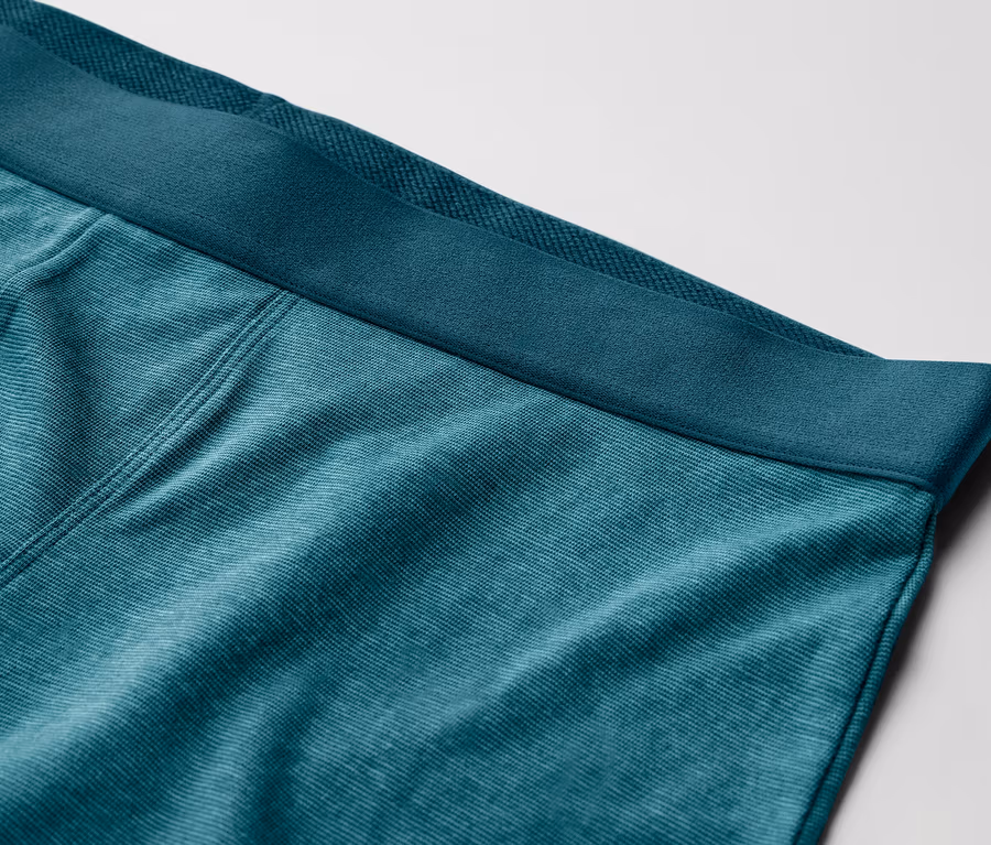 Detailansicht einer blaugrünen 4 Slipboxer, Alloverprint, mit marineblauem Bund.