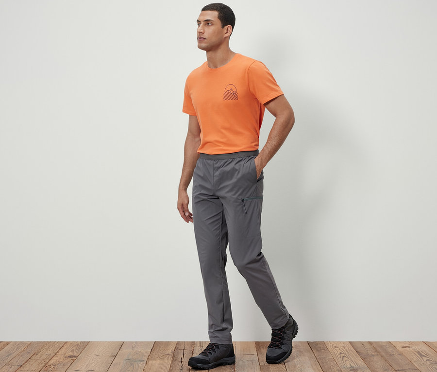 Mann geht und trägt eine Lightweight-Funktionshose.