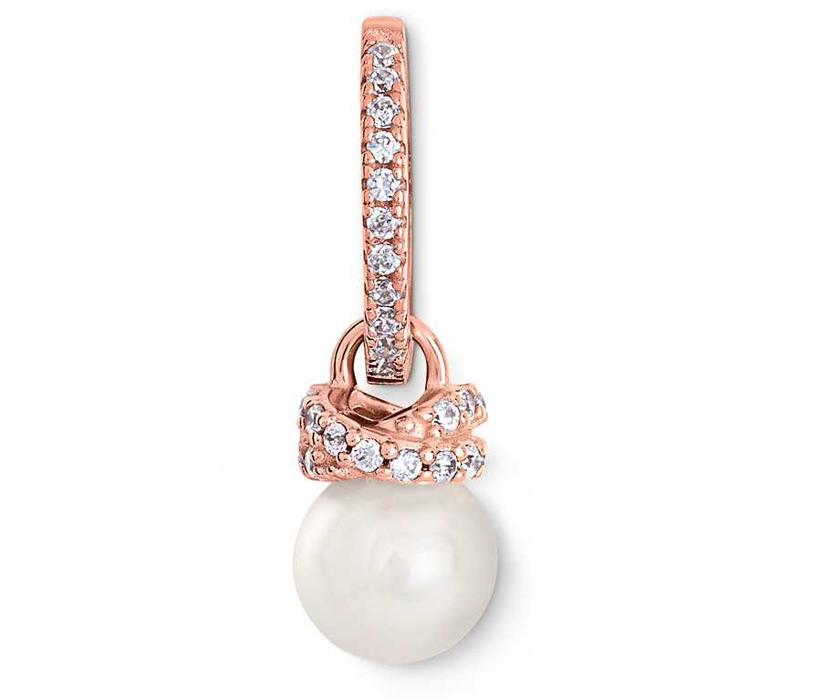 Detailaufnahme eines roségoldenen Ohrrings mit Perle und Zirkonia.