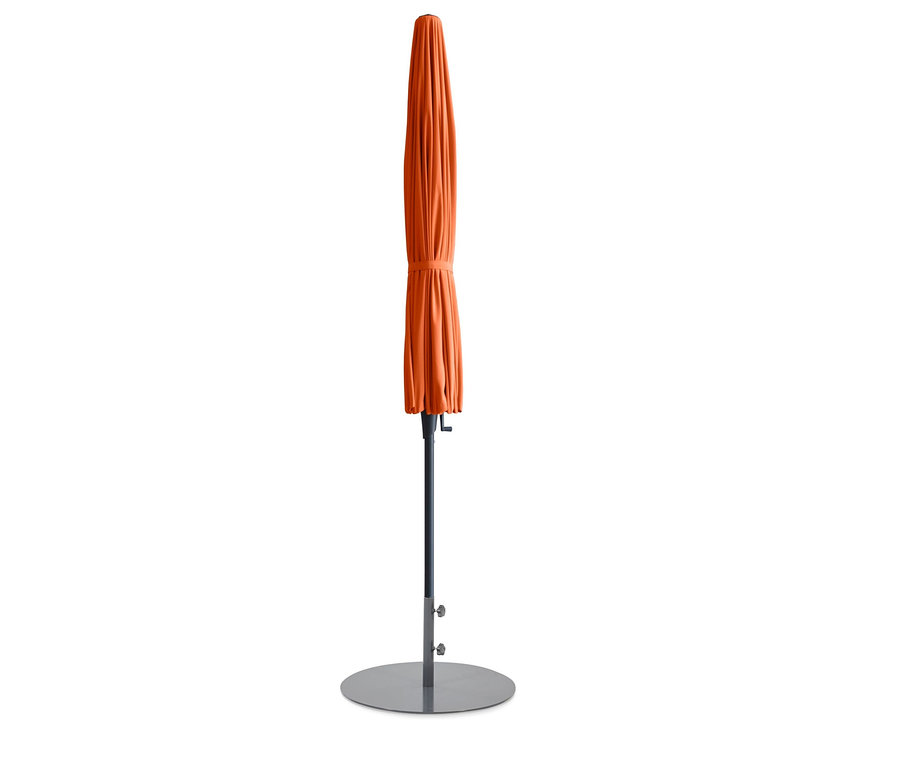 Ein geschlossener, orangefarbener Leco Shanghai Sonnenschirm mit einem Durchmesser von 270 cm auf einem Metallfuß.