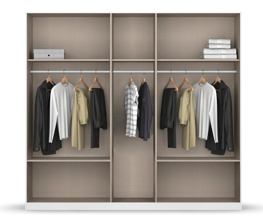 Innenansicht eines leeren Schranks mit Regalen und Kleiderbügeln mit Kleidung.