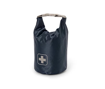Eine blaue Erste-Hilfe-Tasche mit einem weißen Kreuz auf einem weißen Hintergrund.