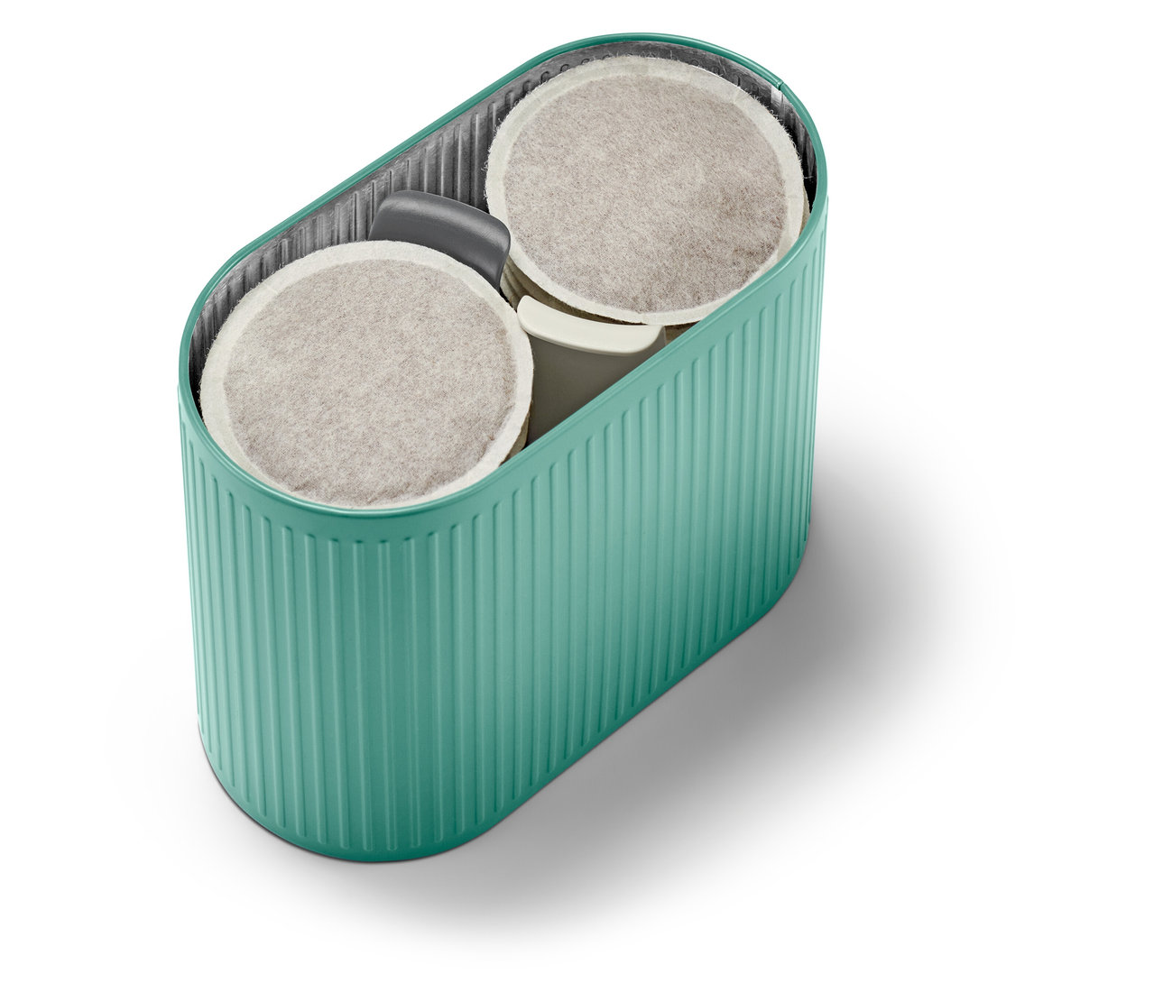 Eine türkise Paddose gefüllt mit Kaffeepads.