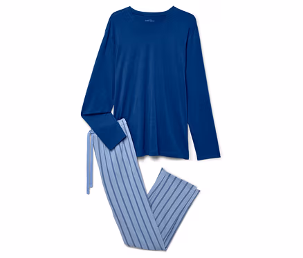 Blaues langärmeliges Pyjama-Oberteil und gestreifte Hose liegen auf einem weißen Hintergrund.