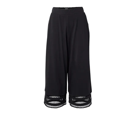 Schwarze Culotte mit Stickerei am Saum.