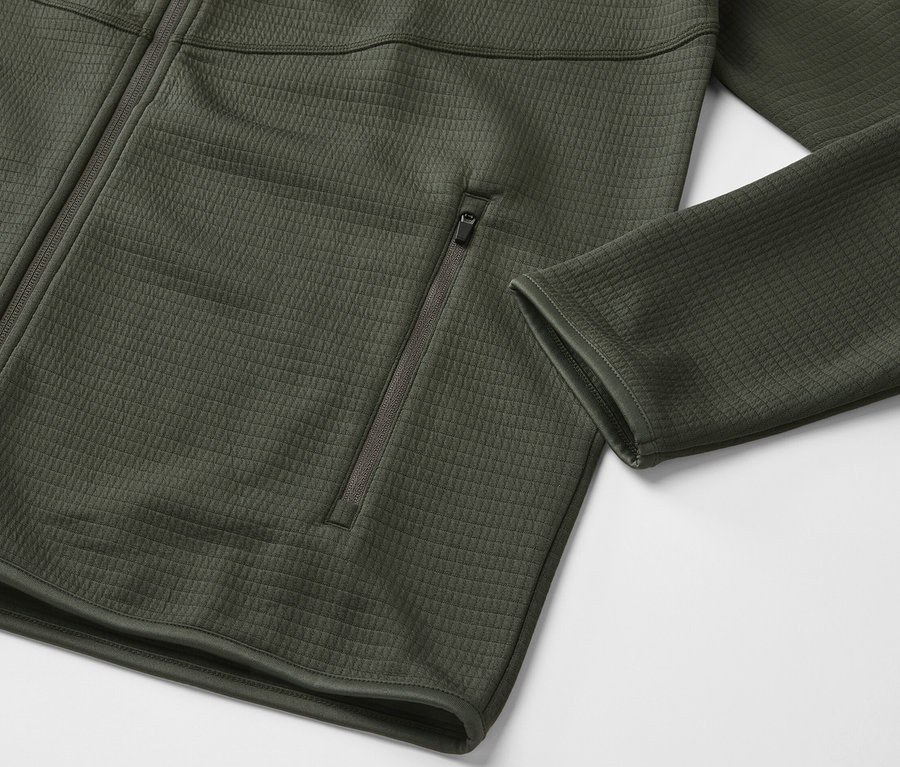 Khakifarbene Funktionsjacke mit Reißverschluss vorne und Reißverschlusstasche.