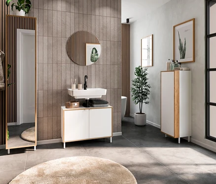 Ein Badezimmer mit einem Waschbecken, einem Spiegel und Namsos-Schränken.