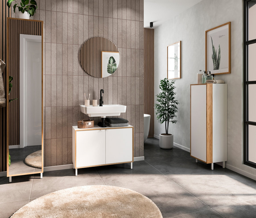 Ein Badezimmer mit einem Waschbecken, einem Spiegel und Namsos-Schränken.