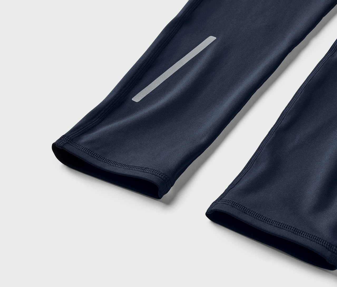 Detail eines dunkelblauen Ärmels mit einem reflektierenden Streifen.