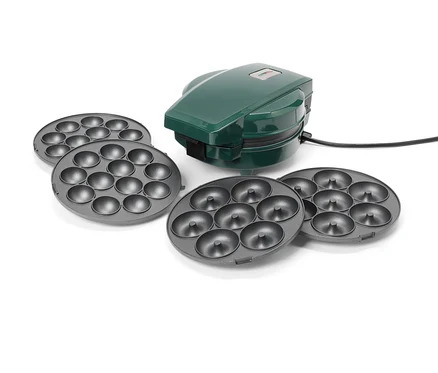 Ein grüner Krapfenmaker mit vier grauen, austauschbaren Krapfenplatten auf einem weißen Hintergrund.