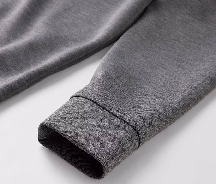 Detailansicht eines grau melierten Hoodies aus Modal-Mix.
