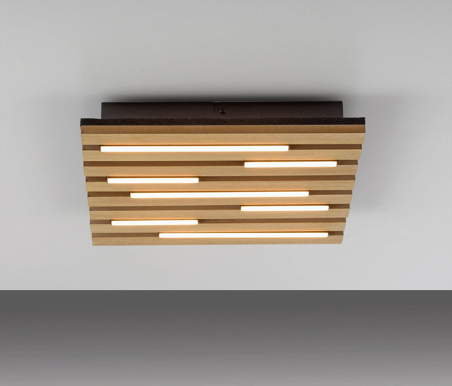 Hölzerne LED-Deckenleuchte mit horizontalen Lamellen.