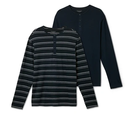 Zwei Herren Langarmshirts. Eines ist dunkelblau mit weißen Streifen, das andere ist einfarbig dunkelblau.