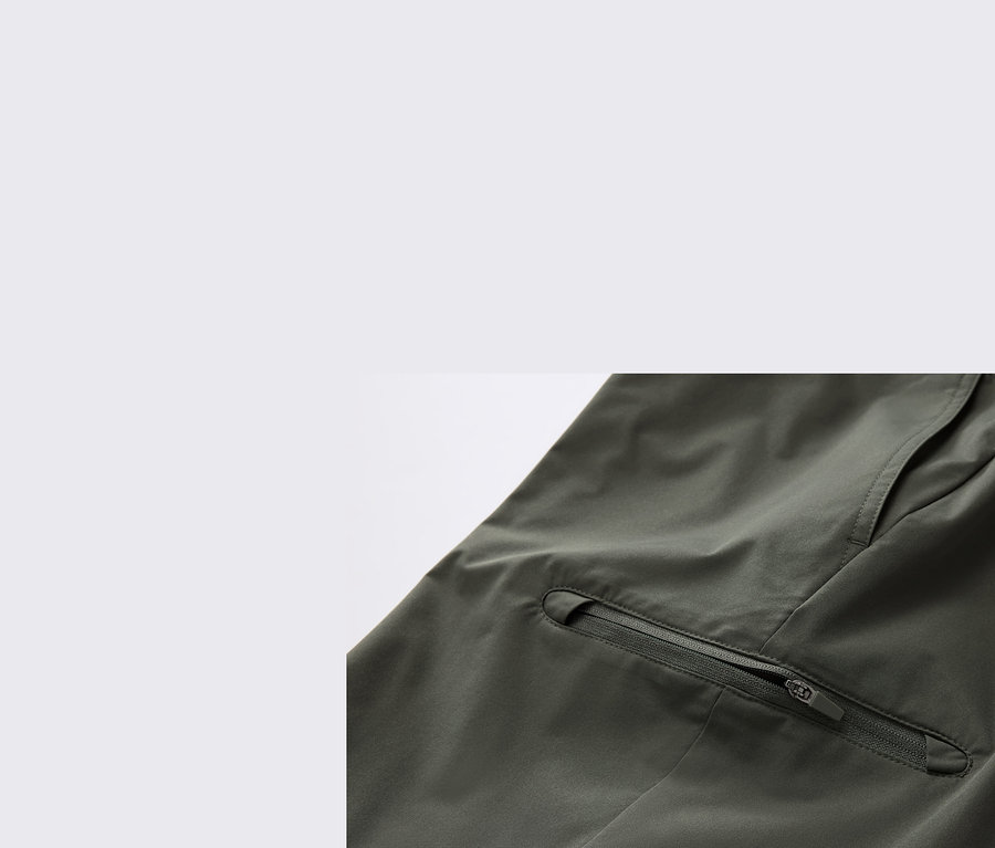 Detailaufnahme einer Khaki 2-in-1-Funktionshose mit Reißverschlusstasche.