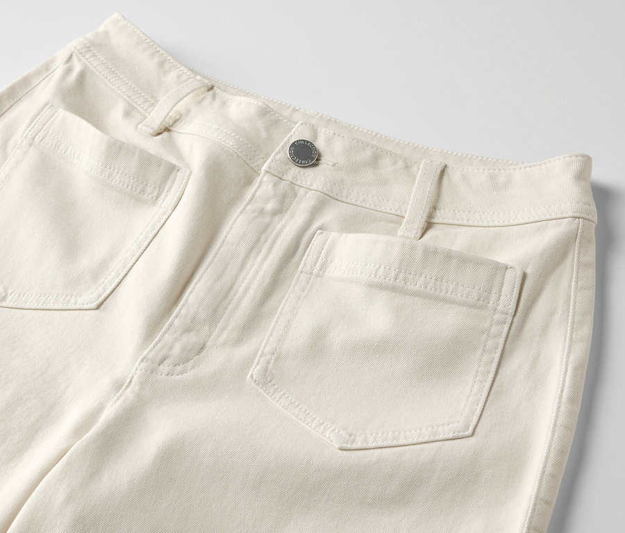 Detail einer cremefarbenen Flared Jeans – Fit »Cara« mit Taschen.