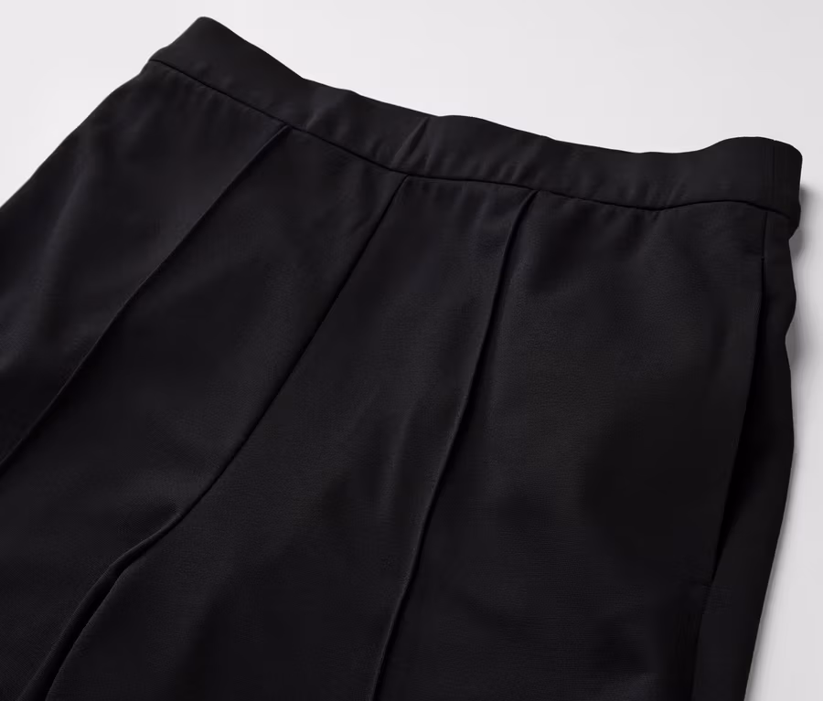 Detailansicht einer schwarzen Jerseyhose mit Biese.