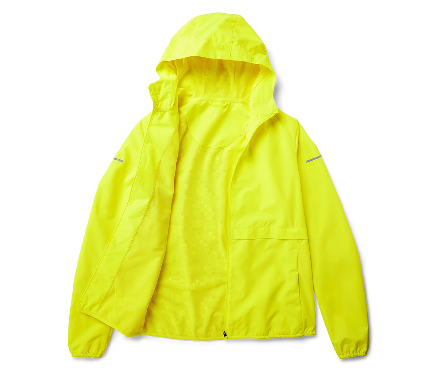 Eine offene, neongelbe Regenjacke mit Kapuze liegt auf einem weißen Hintergrund.