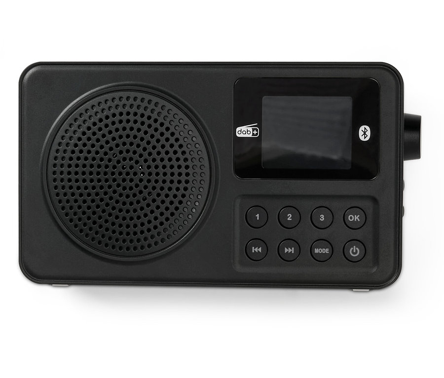 Schwarzes DAB+/ FM-Radio auf weißem Hintergrund.