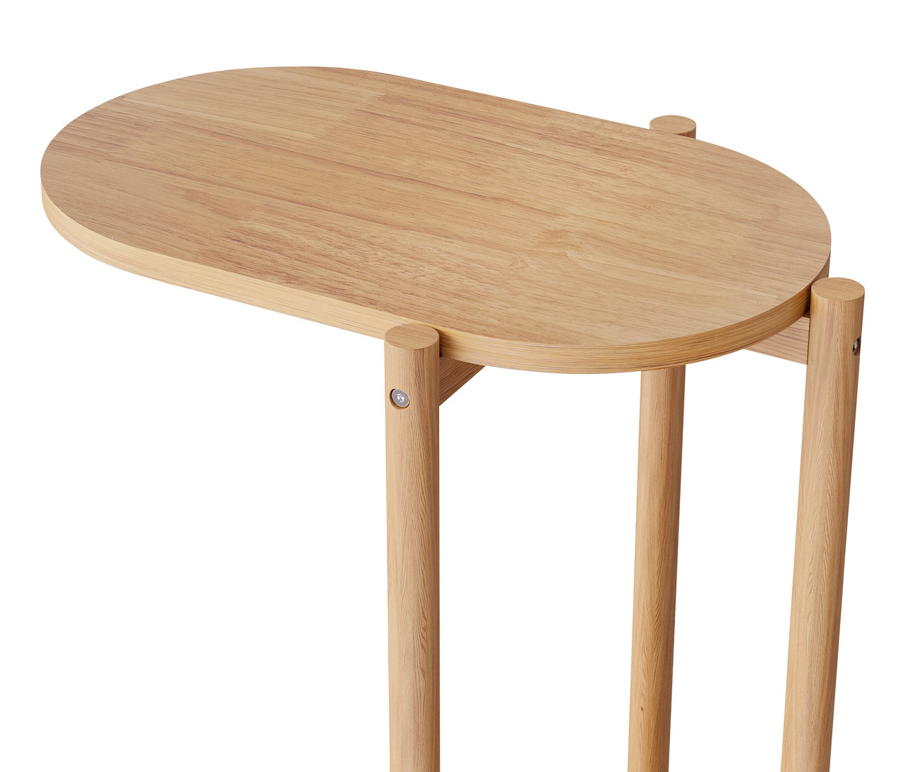 Detailansicht eines ovalen Holztisches mit drei Beinen.