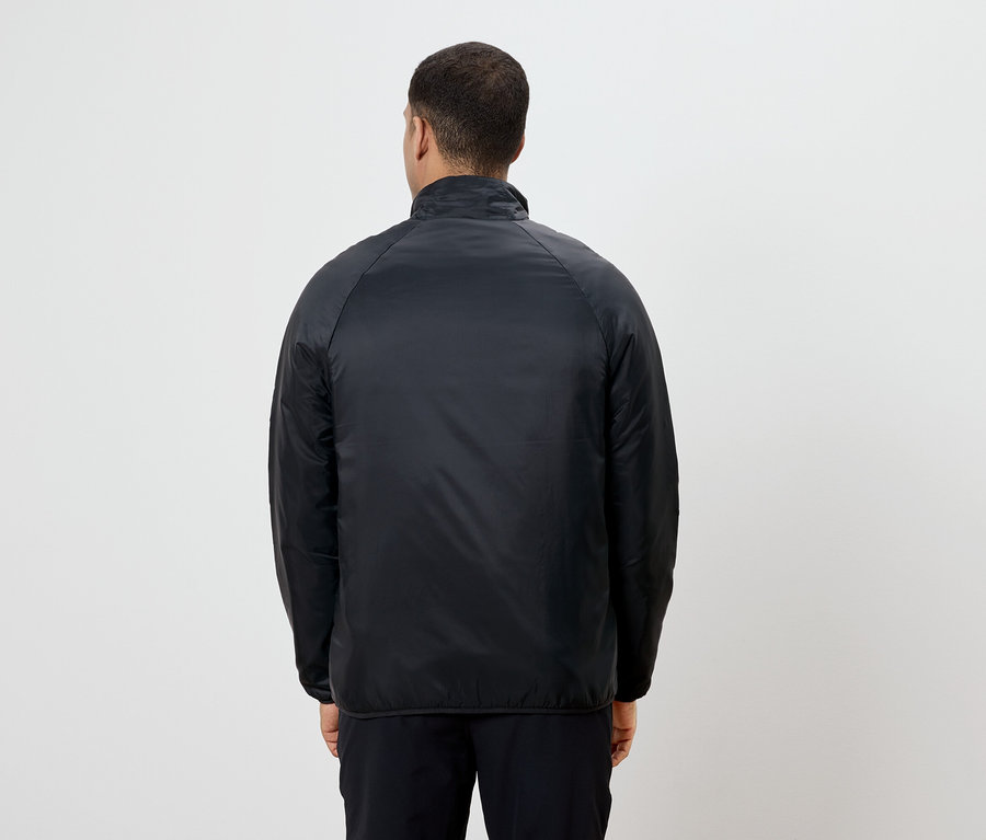 Mann von hinten trägt eine schwarze Jacke und Hose.